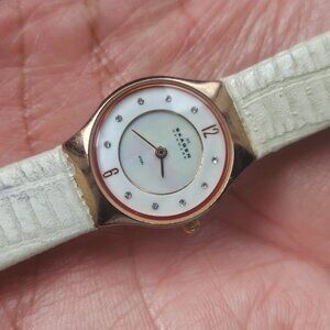 Skagen Denmark Ladies Wristwatch STEEL MOP Face Analog White Leather Band Watch